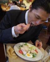 1000enランチを食べるつよし