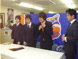 ネクタイ締め実演中