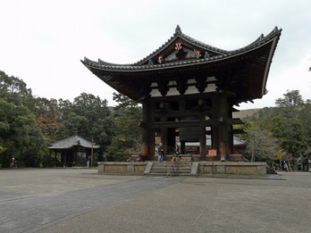 東大寺鐘楼と行基堂