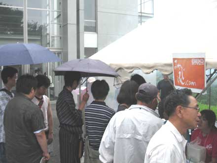 みやじ豚の看板と行列の先頭