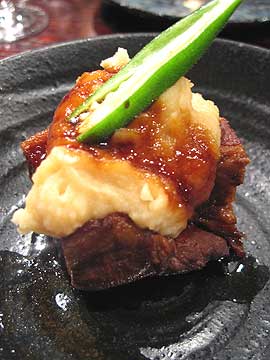 みやじ豚の角煮にマッシュポテトをのせて