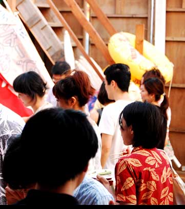 みやじ豚BBQ:豚肉が焼けるのを待つ