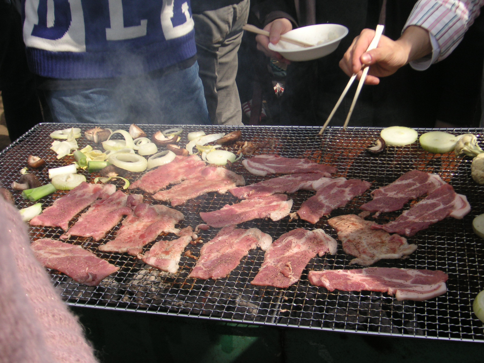 みやじ豚バーベキュー:豚を焼く