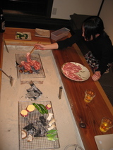 アミタ持続研:肉を焼く研究員Hさん