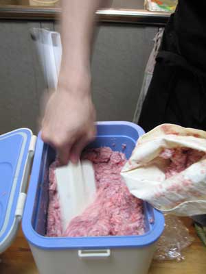 みやじ豚のサルシッチャづくり_詰める