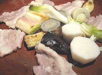 天青とみやじ豚:生ベーコンと野菜の陶板焼き