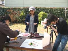 手がグーのアユミさん