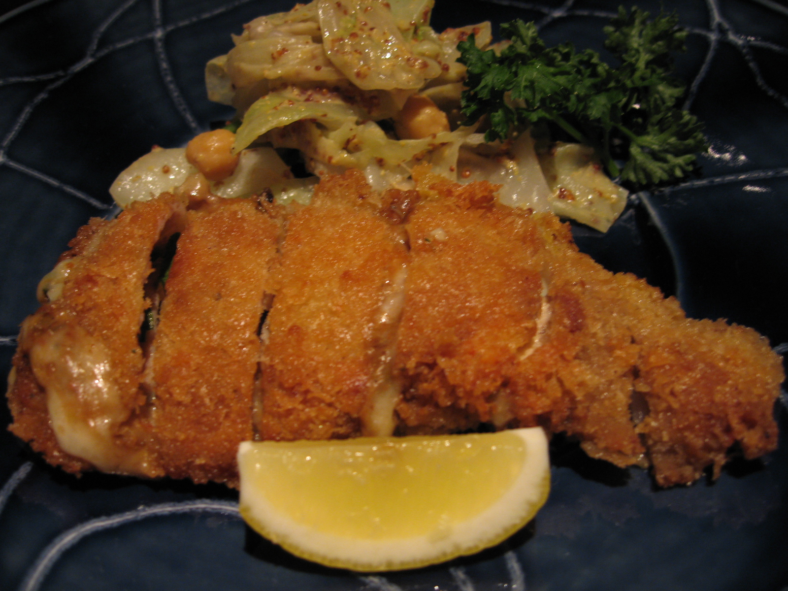 W:みやじ豚ロースにしその葉、えりんぎ、チーズをはさんで