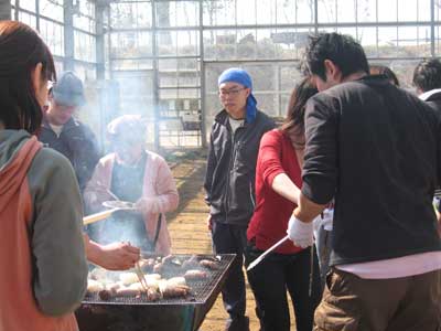 みやじ豚バーベキューでサルシッチャを食べる