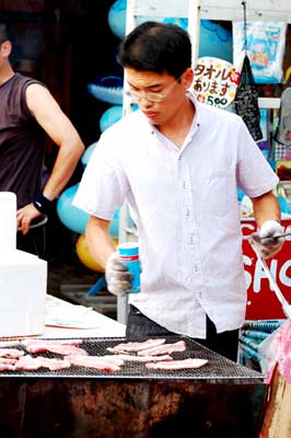 みやじ豚BBQ:肉を焼く大輔