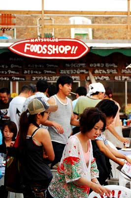 みやじ豚BBQ:海の家でのBBQは大盛況