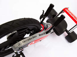 マクラーレン・メルセデス、F1スタイルの三輪車「ターボツイスト」
