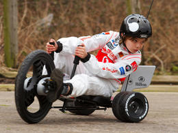 マクラーレン・メルセデス、F1スタイルの三輪車「ターボツイスト」