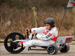 マクラーレン・メルセデス、F1スタイルの三輪車「ターボツイスト」
