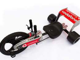 マクラーレン・メルセデス、F1スタイルの三輪車「ターボツイスト」