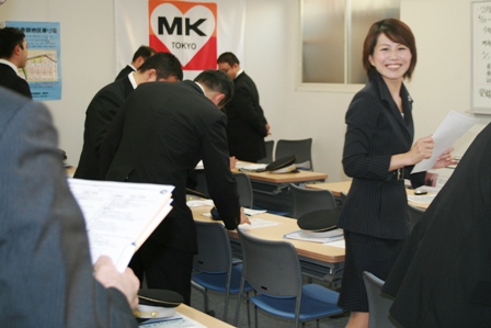 ���MK