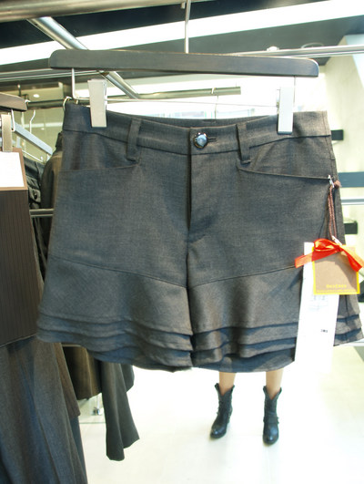美脚ショートパンツ 17000円消費税17850円