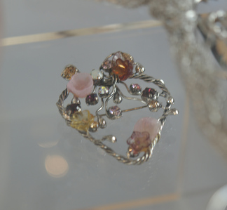 7 フランスブランド 3000円 ブローチ