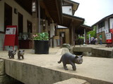歩く猫のモニュメント