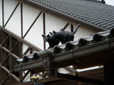 屋根上の猫のモニュメント