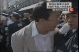 朝鮮総連家宅捜索(10月14日)9 警察官に噛み付く