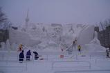 圧縮空気で降り積もった雪をはらっています