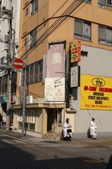 店の前