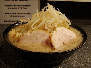 横から