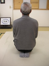 鳥居さん正座