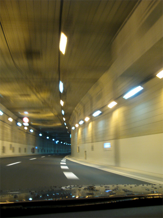 9472