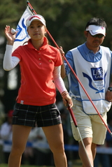 女子ゴルフ、上田桃子がプレー中に倒れる 脱水?