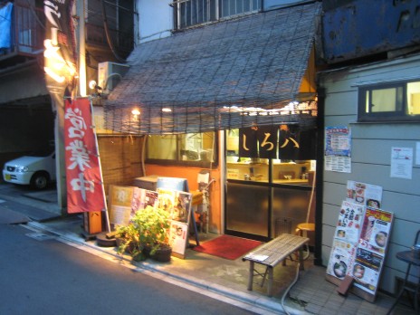 旬麺しろ八(丸の内線-新宿御苑前駅)外観