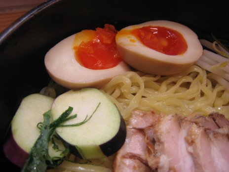 旬麺しろ八(新宿御苑前)味玉や野菜など