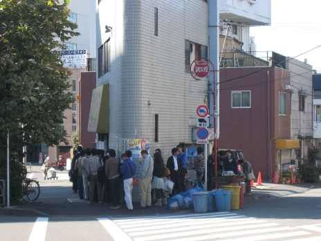 ラーメン二郎三田本店200811行列2