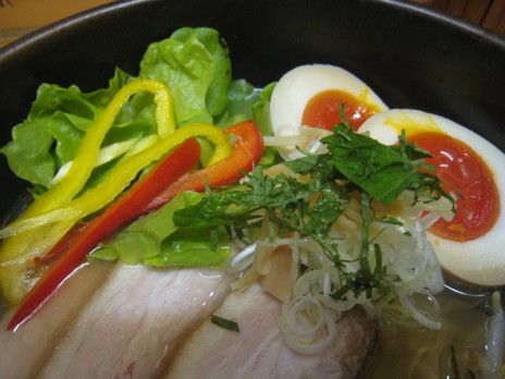 旬麺しろ八(丸の内線-新宿御苑前駅)彩り鮮やかな野菜だな
