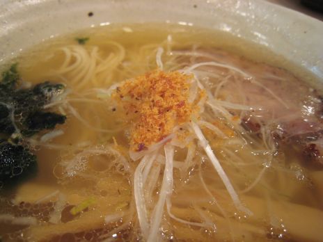 ひるがお(新宿御苑店)しらがネギに茶色いのはなんだろ