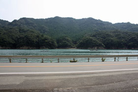 道の向いは那佐湾