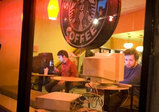 スタバにデスクトップPCを持ち込んで…