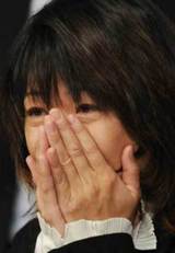 涙ぐみながら引退会見を終える高橋尚子さん