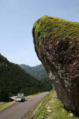 田んぼ横の巨岩