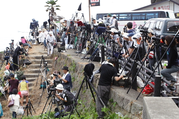 熊野花火大会:場所取り合戦