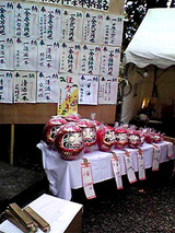 朝霞市膝折町にある氷川神社 ダルマ