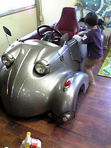 新座市 だちょう牧場 並木屋 店内遊技場にある車