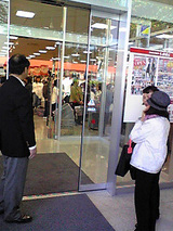 ファッションセンターしまむら 和光西大和団地店 入り口