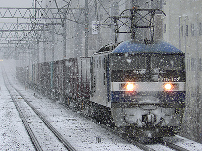 雪の中のEF210-102牽引カモレ＠さくら夙川
