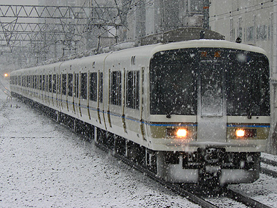 雪の中の221系＠さくら夙川