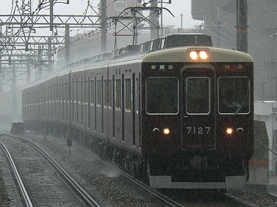 豪雨の中の阪急7027F＠夙川