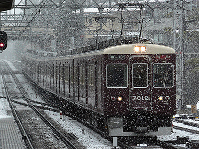 雪の中の阪急7012F＠夙川