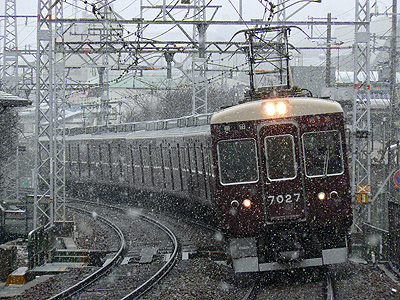 雪の中の阪急7027F＠岡本