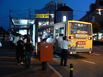代行バスに乗り込む人々＠夙川
